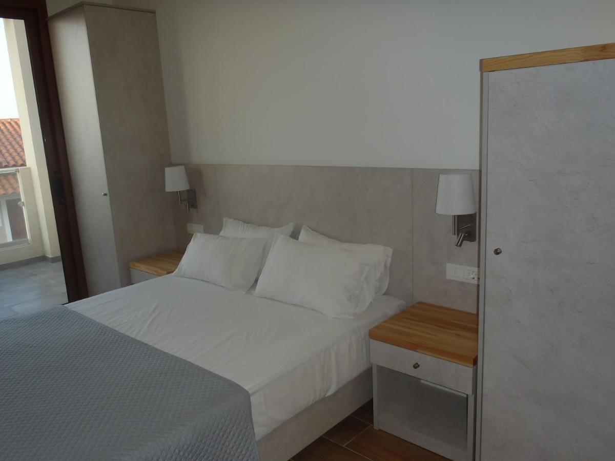 Loukas Apartments On The Waves Tragaki Esterno foto