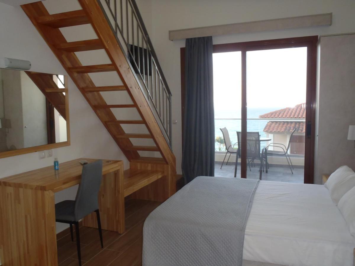Loukas Apartments On The Waves Tragaki Esterno foto