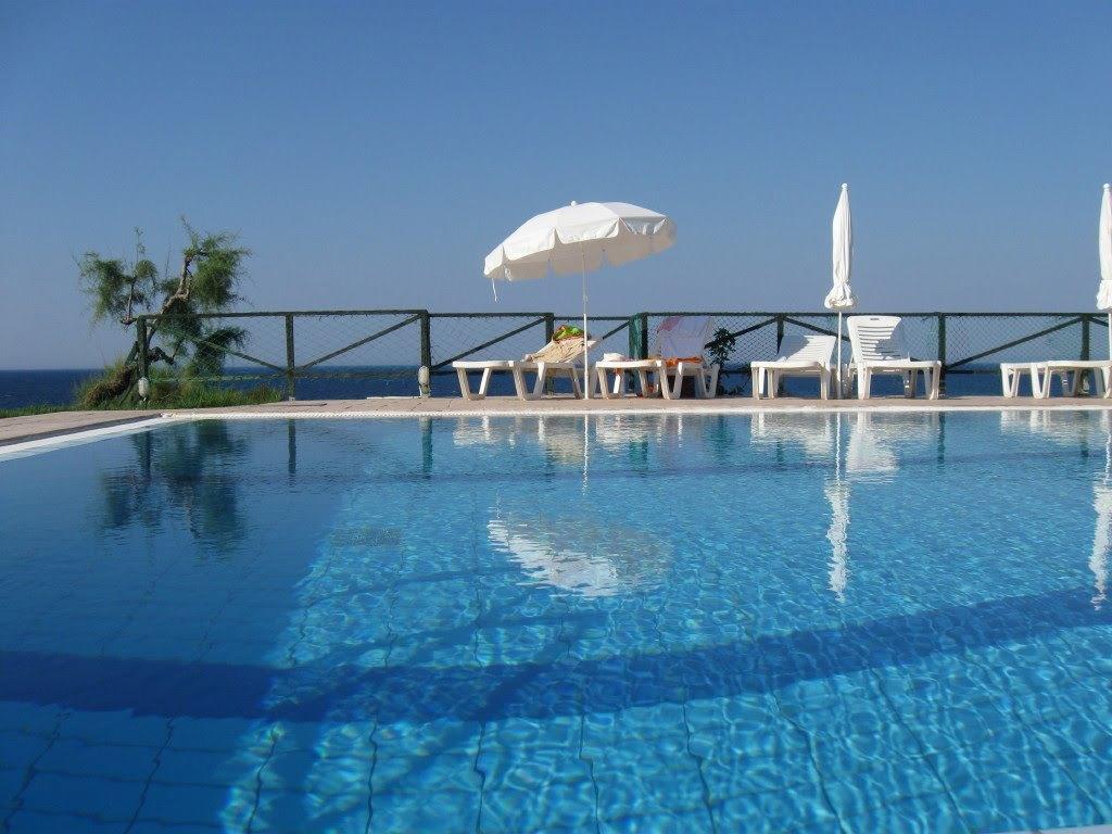 Loukas Apartments On The Waves Tragaki Esterno foto