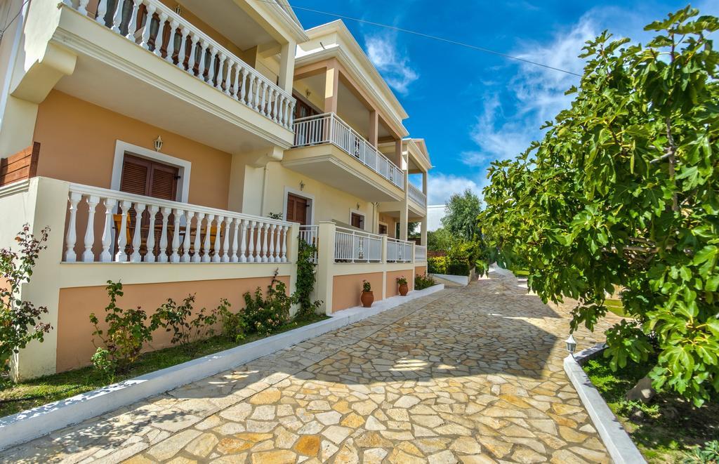 Loukas Apartments On The Waves Tragaki Esterno foto