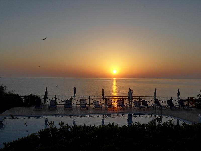 Loukas Apartments On The Waves Tragaki Esterno foto